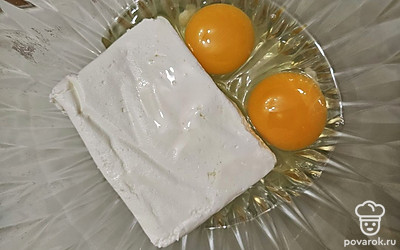 В отдельной емкости соедините творог с яйцом и слегка перемешайте. 
