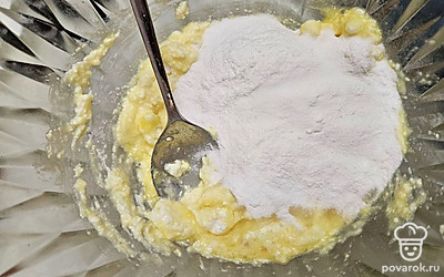 Просейте муку с разрыхлителем и еще раз перемешайте, только уже тщательнее. 