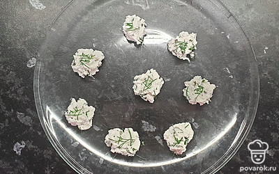 Из полученной смеси сформируйте небольшие шарики. 