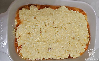 Выложите вторую часть теста на джем. Распределите и отправьте в духовку запекаться до румяного цвета. Готовьте ориентировочно 20-25 минут. 