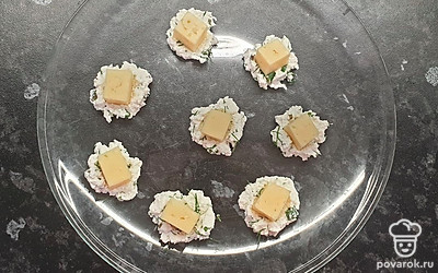 На каждый шарик поместите кубик сыра. 