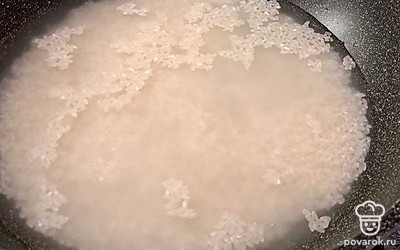 350 грамм риса всыпьте в посуду, в которой будет вариться каша. Залейте 500 миллилитрами воды. Оставьте вариться под крышкой до полуготовности.