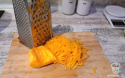 Пока варится рис, натрите на терке тыкву.