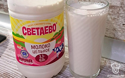 Как только рис сварится до полуготовности, добавьте в кастрюлю 500 миллилитров молока.