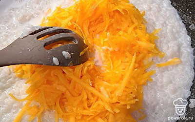 Далее туда же отправьте натертую тыкву.