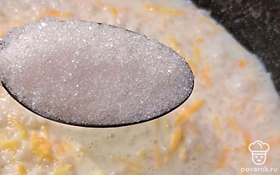 Всыпьте соль и сахар.