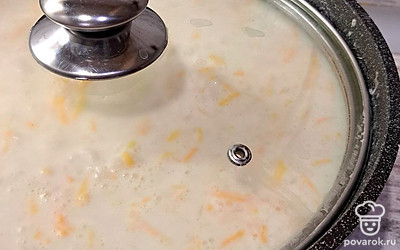 Все хорошо перемешайте. Оставьте томиться под крышкой до готовности.