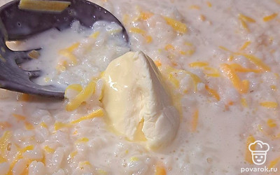 К готовой каше добавьте кусочек сливочного масла. Приятного аппетита!