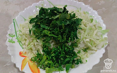 Капусту и петрушку мелко нарежьте, посолите.