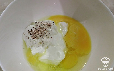 Выложите в миску яйца и сметану, добавьте перец.