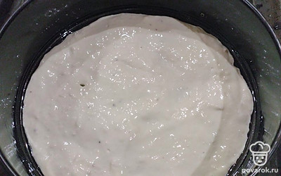 Форму для выпечки смажьте растительным маслом, выложите половину теста.