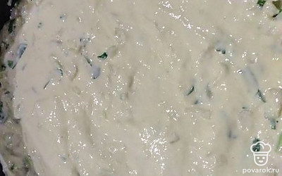 Выложите остатки теста. Отправьте в разогретую до 160 градусов духовку на 35 минут.