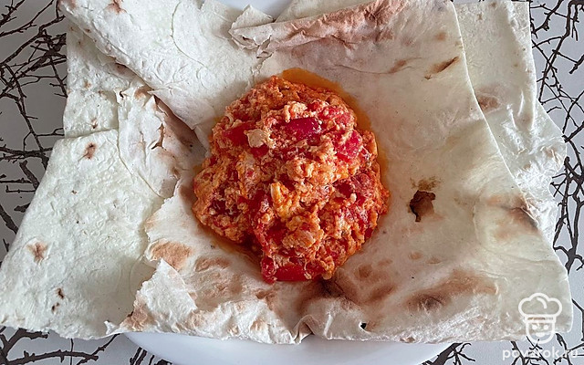 Яйца с томатами в лаваше — Рецепт с фото