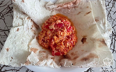 Готовьте еще около двух минут на медленном огне под закрытой крышкой. Потом выложите на тарелку лаваш, а сверху — ароматную начинку. 