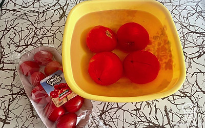 На помидорах сделайте надрез и залейте кипятком. Это необходимо, чтобы потом легче было удалить кожицу.