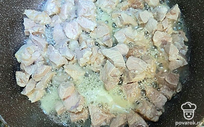 Свинину нарежьте небольшими кусочками. Обжаривайте на сковороде с небольшим количеством растительного масла 7-10 минут. 