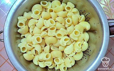 Готовые макароны промойте, откиньте на дуршлаг.