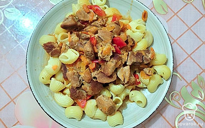 Готовые рожки с гуляшом в томатно-сметанном соусе подавайте к столу в теплом виде. 