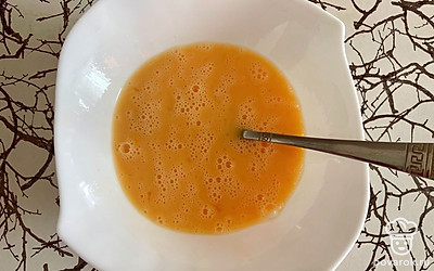 Яйца взбейте с солью до однородной консистенции.