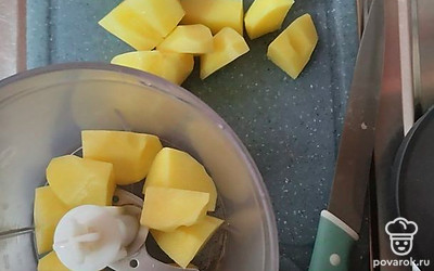 Картофель почистите, помойте, нарежьте. Пробейте блендером.