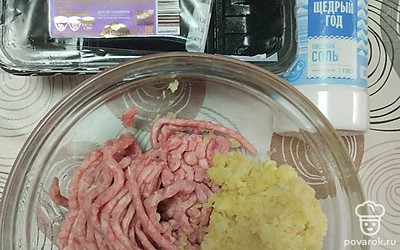 Соедините готовый фарш с картофелем. Посолите, поперчите. Все хорошенько перемешайте, отбейте.