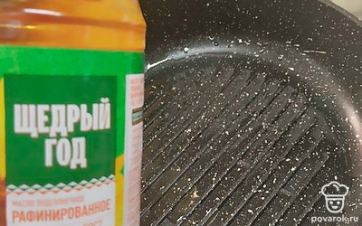 Разогрейте сковороду, смазанную растительным маслом.