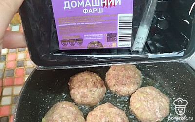 Из фарша сформируйте небольшие котлетки и выложите на сковороду.