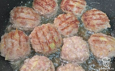 Обжарьте котлетки с двух сторон до румяной корочки. Томите на медленном огне под крышкой до готовности.