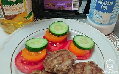 Подавайте котлеты в горячем виде с овощами. Приятного аппетита!