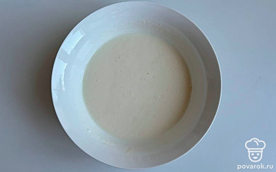 Яйцо с сахаром взбейте венчиком до пены. Добавьте кефир, перемешайте до однородности.