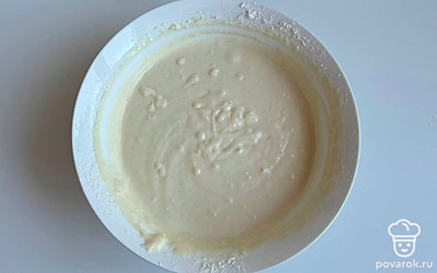 Муку смешайте с содой и ванилином и просейте в яично-кефирную смесь.