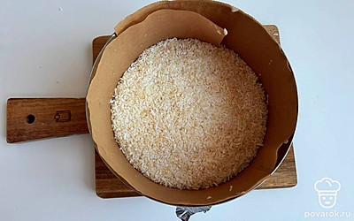 Кокосовую стружку смешайте с сахаром. Тесто выложите в форму, сверху равномерно распределите кокосовую начинку. Выпекайте в разогретой до 170 градусов духовке 40-50 минут. Через 15-20 минут после начала выпекания накройте пирог фольгой, чтобы стружка не подгорела.