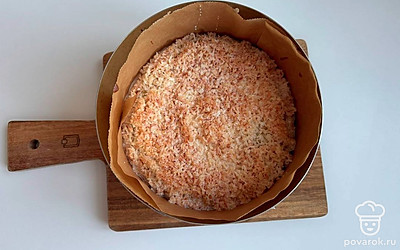 Готовый пирог достаньте из духовки и сразу залейте стаканом сливок. Остудите пирог до комнатной температуры (в форме) и уберите в холодильник на 4-5 часов (лучше на ночь).