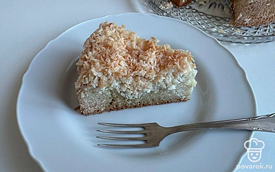 Готовый пирог достаньте из формы и подайте к столу. Приятного аппетита!