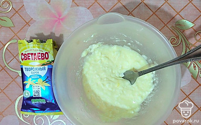 Творожный сырок смешайте с яйцом, сахарозаменителем и ванильным сахаром.