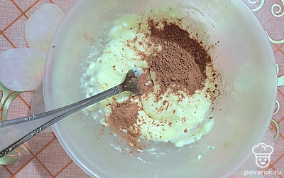 Всыпьте какао-порошок. 