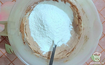 Добавьте рисовую муку и разрыхлитель. Хорошенько все перемешайте. 