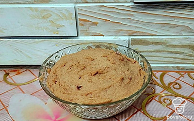 Получившуюся массу выложите в форму для запекания. Выпекайте в микроволновке на максимальной мощности 3 минуты.