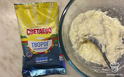 Творог обезжиренный смешайте с яйцом в глубокой посуде.