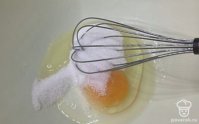 Смешайте яйцо и сахар.