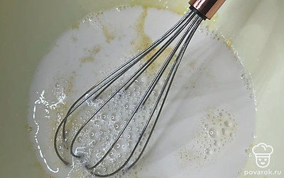 Добавьте молоко, перемешайте.