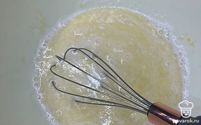 Добавьте растопленное сливочное масло. Снова перемешайте.