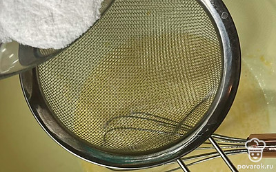 Просейте муку и разрыхлитель.