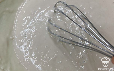 Как следует перемешайте все, чтобы не оставалось комочков. Тесто должно быть по консистенции ближе к густой сметане.