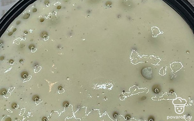 Вылейте тесто в вафельницу, примерно 1,5 столовых ложки, это зависит от размера вафельницы. Держите примерно 2-3 минуты.