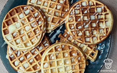 Подавайте вафли с ароматным капучино. Вафли можете полить сгущенкой или добавить другой топпинг. Приятного аппетита!