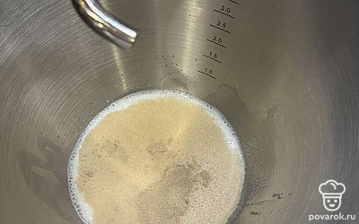 Соедините теплое молоко, 100 грамм сахара, дрожжи. Все слегка перемешайте. 