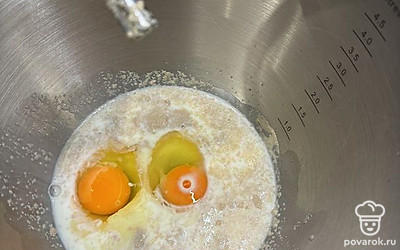 Добавьте яйца. Снова перемешайте. 