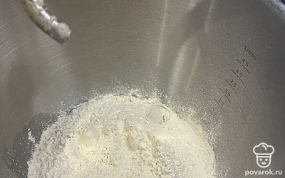 Добавьте муку, соль. 