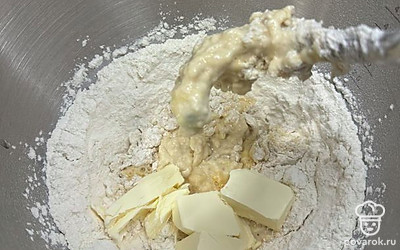 Выложите 70 грамм размягченного сливочного масла. 